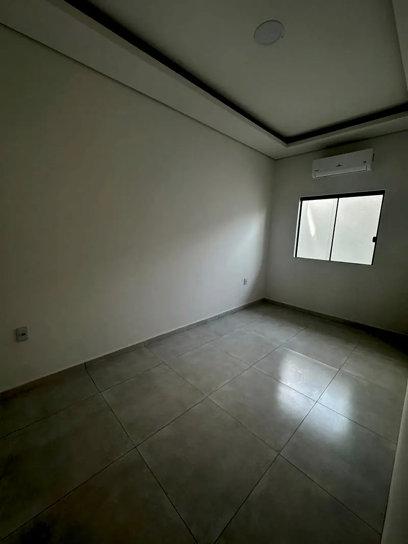 Quarto da casa, com janela, ar-condicionado e forro de gesso