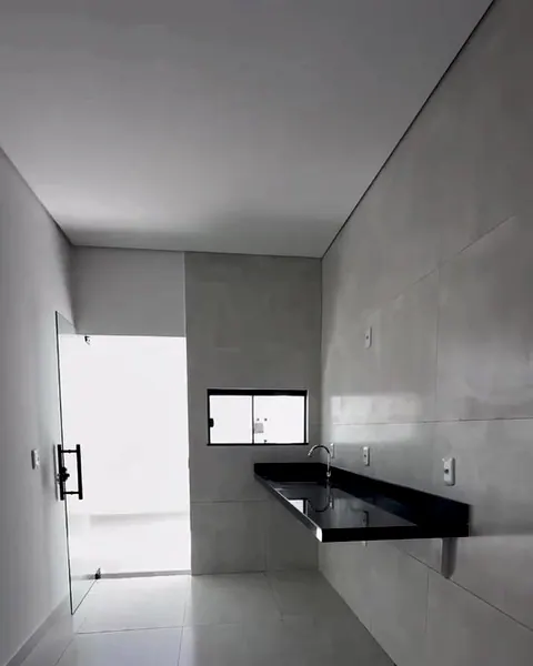 Cozinha da casa, com bancada de granito e janela