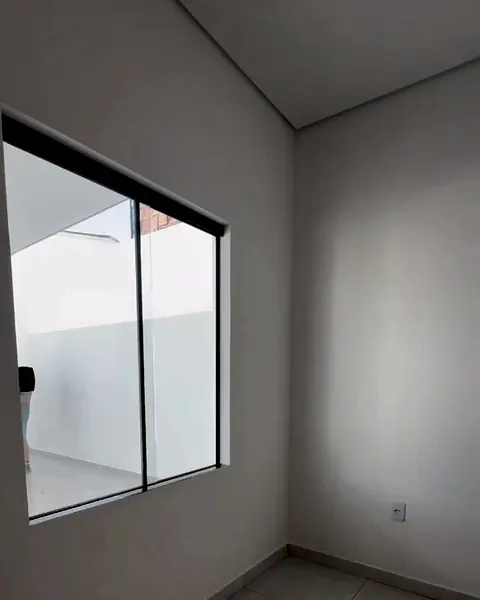 Quarto da casa, com janela grande de vidro