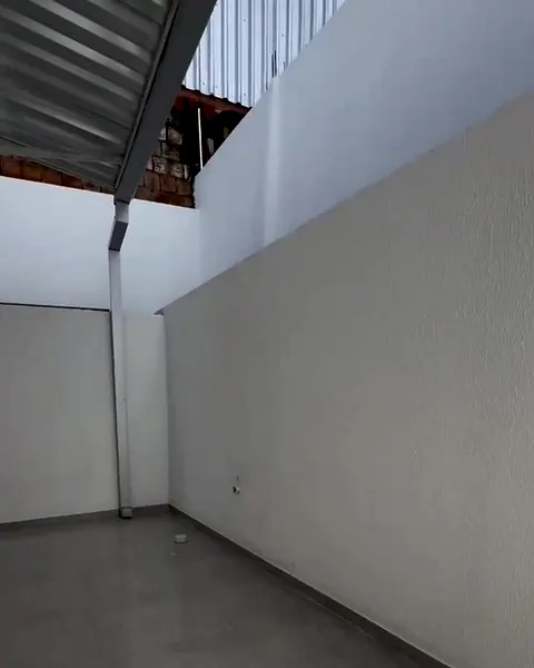 Quintal da casa, com muro alto ao redor