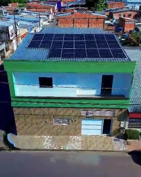 Vista aérea da casa duplex de esquina, com painéis de energia solar no telhado