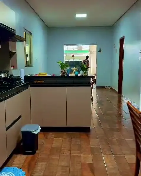 Cozinha da casa principal, com bancada e armários