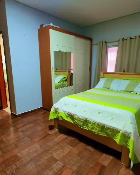 Quarto da casa duplex, com cama de casal e guarda-roupa