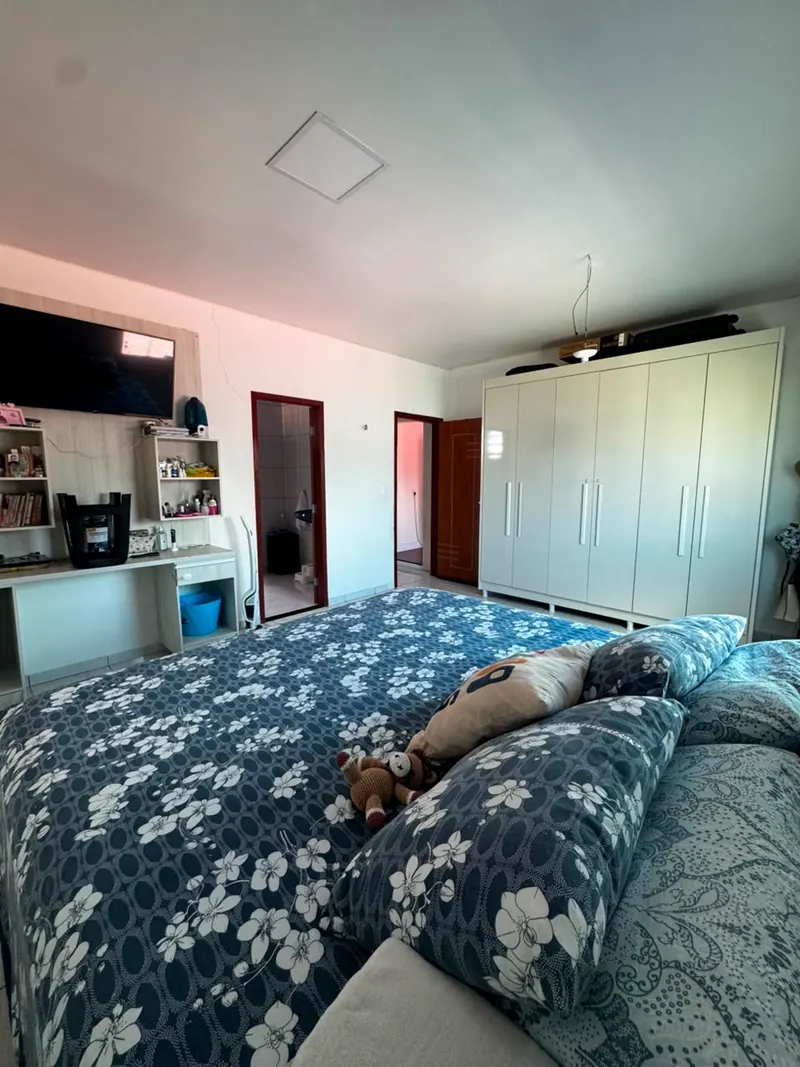 Suíte com cama de casal e guarda-roupa grande