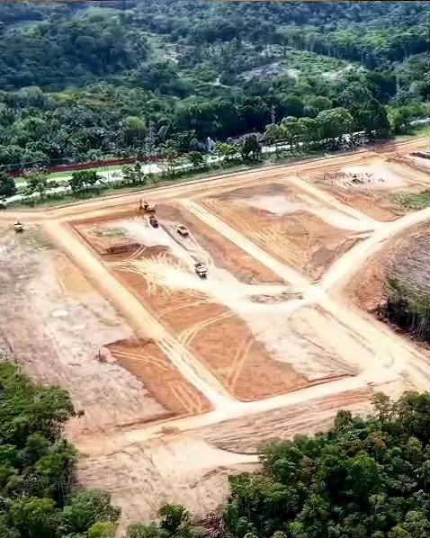 Vista aérea dos lotes do Smart Gran Park, com as ruas abertas e a mata ao redor