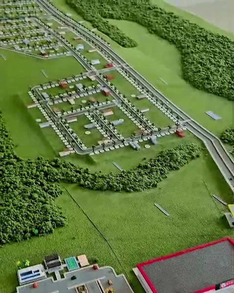 Maquete do Smart Gran Park no estande de vendas, com as ruas, as quadras e as áreas verdes