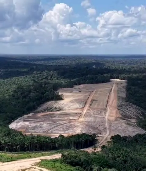 Vista aérea ampla do Smart Gran Park, com o loteamento em obras no meio da mata