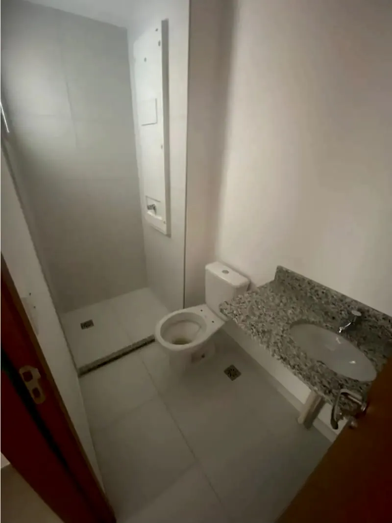 Banheiro com bancada de granito e box
