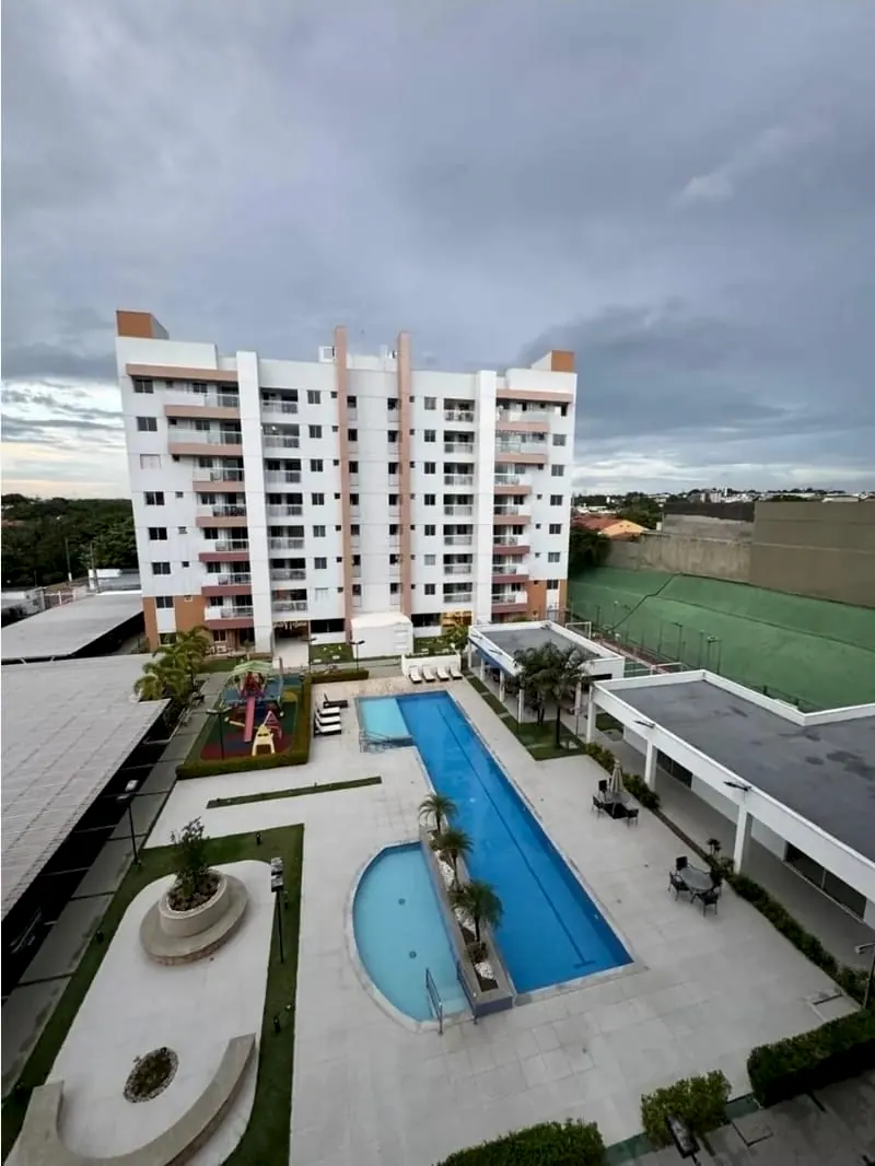 O Residencial Liberty visto do alto, com as torres, a piscina adulto e a infantil
