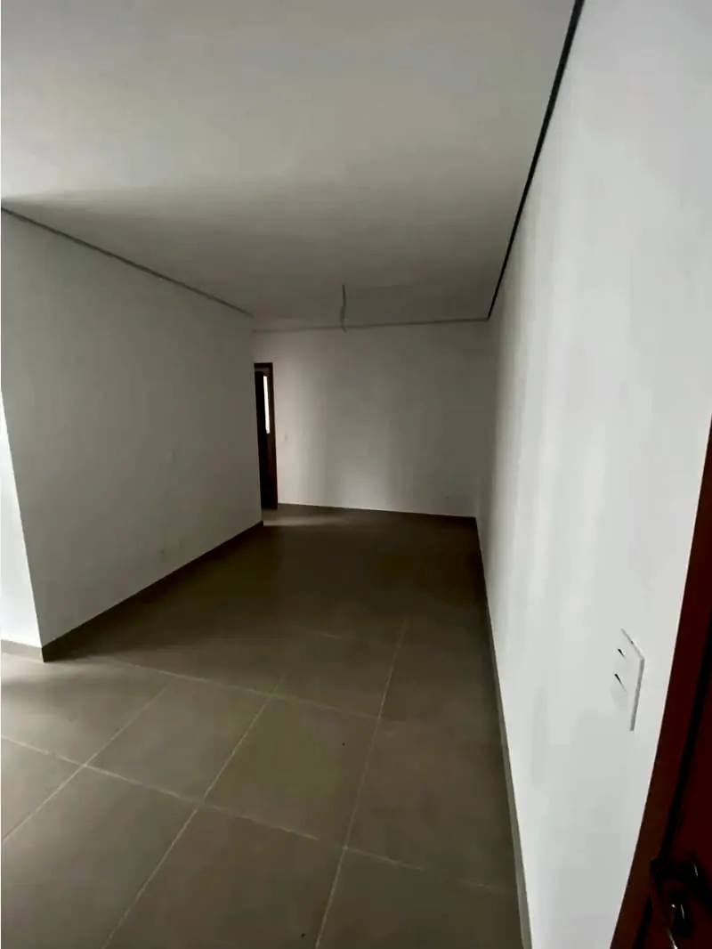 Sala do apartamento, com piso de porcelanato claro