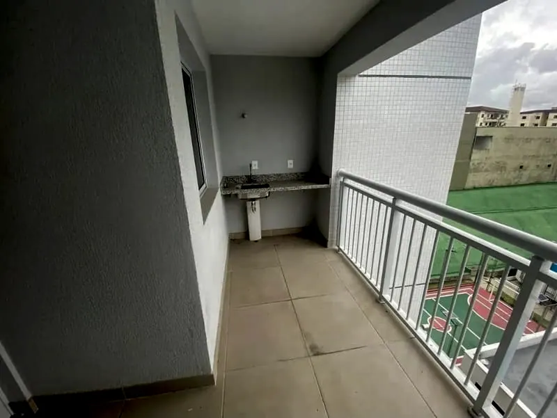 Varanda com pia e vista para a área de lazer
