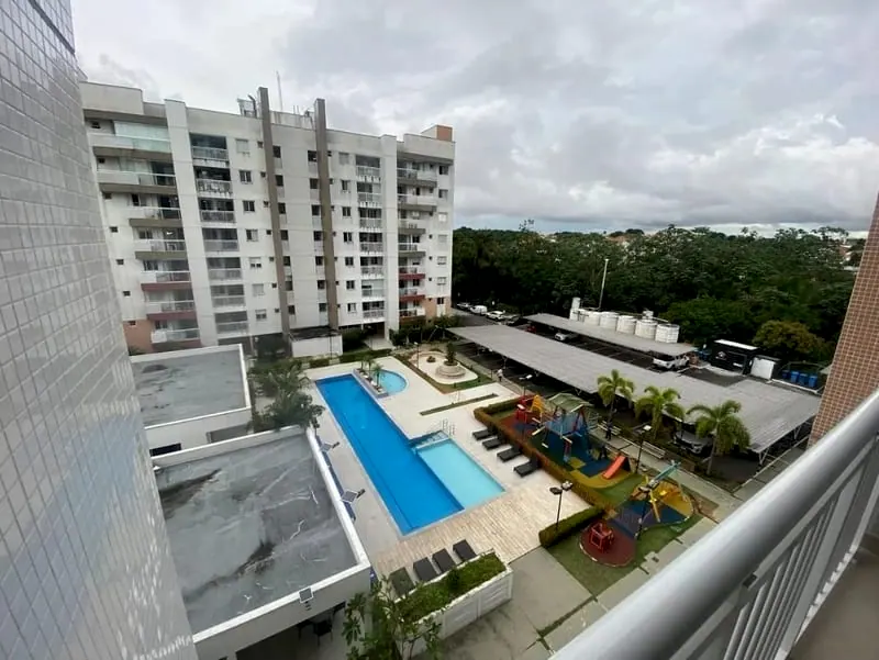 A piscina do condomínio vista da varanda do apartamento, no 4º andar