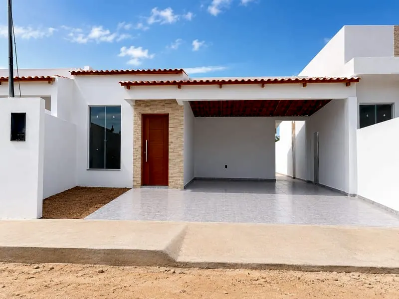 Outra casa de 2 quartos do mesmo modelo, com a garagem coberta de telha