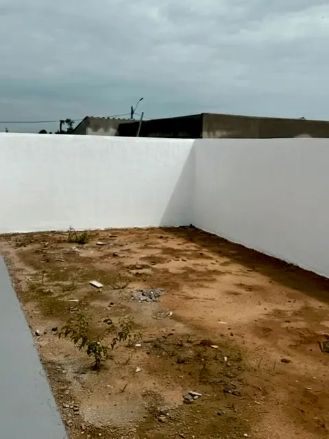 Quintal murado nos fundos da casa