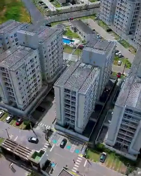 Vista aérea das torres do Vista das Paineiras e das ruas internas do condomínio