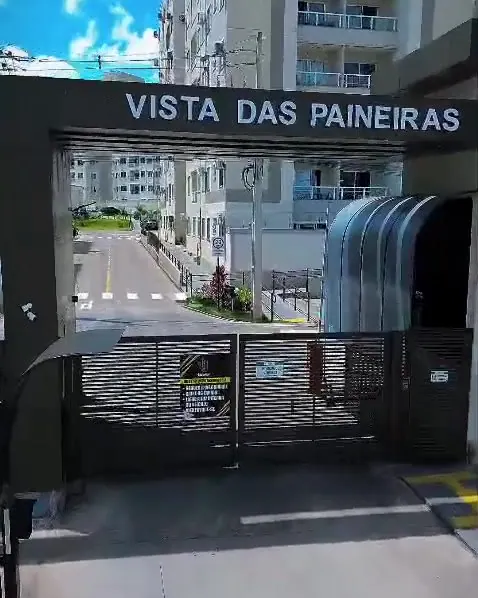 Portaria do Residencial Vista das Paineiras, com o nome do condomínio na entrada