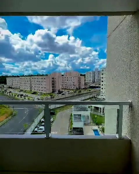 Varanda do apartamento no 7º andar, com vista para o condomínio e o céu
